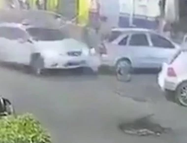 Η φρικτή στιγμή που ένας 15χρονος οδηγός πέφτει πάνω σε πεζούς αφού προηγουμένως έχει πυροβοληθεί στο κεφάλι! (φώτο)